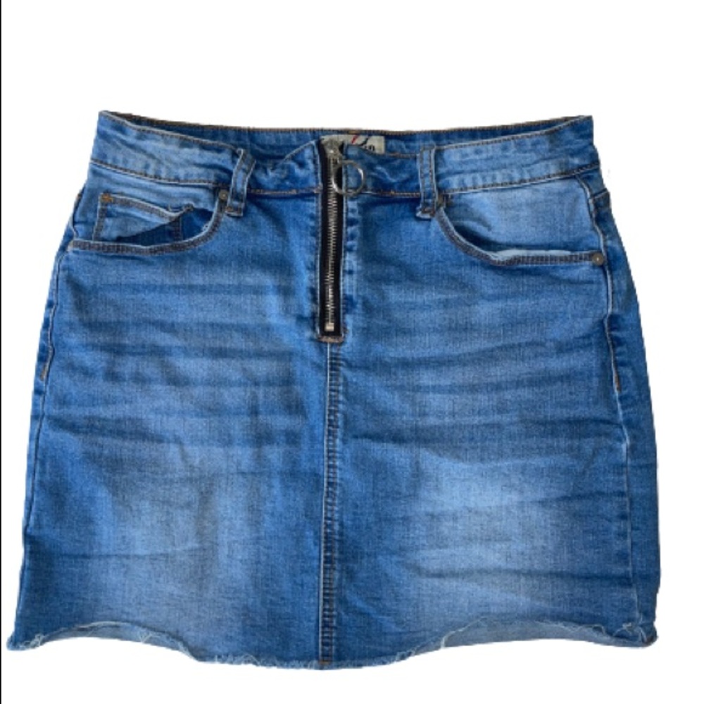 Denim mini skirt with zipper.